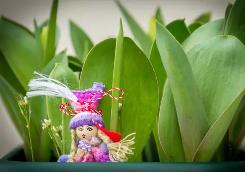 Legenda Babelor în România. Pietrele magice ale primăverii