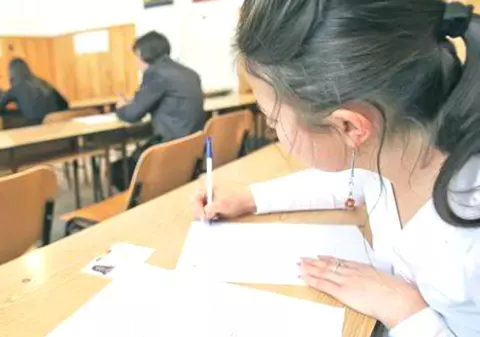 Profesorii șpăgari ”vindeau” un șapte pentru BAC cu 650 de euro. Elevii-plătitori foloseau în lucrări un cod format din cuvinte-cheie