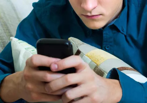 Un deținut aflat în închisoare de peste 23 de ani a înșelat mai multe persoane prin metoda „Accidentul”. O complice a suspectului, arestată