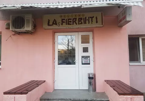 FOTO/Bar „Las Fierbințí”, deschis la Alba Iulia. Pereţii tapetaţi cu poze cu Celentano, Bobiţă, Firicel şi alte personaje din celebrul serial