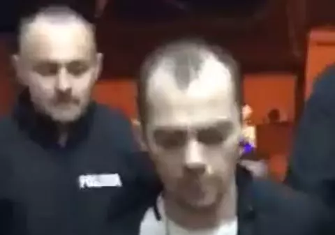 Bărbatul care a înjunghiat o vânzătoare în Arad a fost reținut. Agresorul este recidivist și voia să fugă din țară