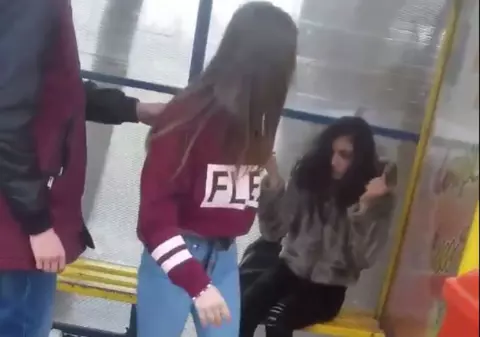 VIDEO. Elevă din Tulcea, bătută de două colege într-o stație de autobuz