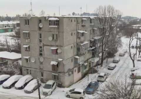 #salvatipipera | VIDEO. Cartierul contrastelor: cum se văd clădirile de sticlă din blocurile de nefamiliști. ”Noi am vrea doar apă caldă...”