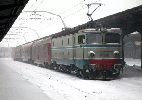 REPORTAJ/Samsarii de călători din Gara de Nord. Cât costă un drum cu mașina, când în tren nu mai sunt locuri