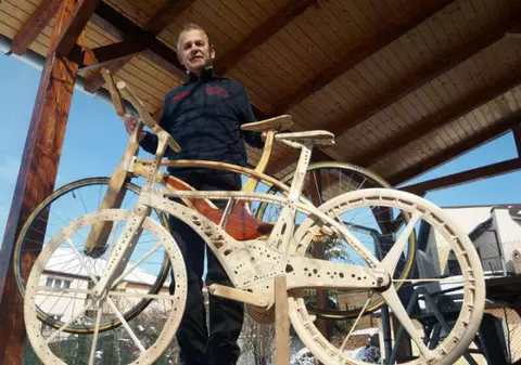 Cea mai ușoară bicicletă de lemn din lume, realizată în județul Arad. E realizată din peste 1.500 de piese / FOTO