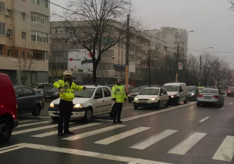 Adolescentă lovită pe trecerea de pietoni de o mașină condusă de un polițist la Constanța. Omul legii, agresat de însoțitorii fetei