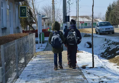 REPORTAJ/Drama copiilor din Bacău transformați în sclavi de bunică și doi unchi. Au îndurat foame, frig, bătăi și abuzuri sexuale