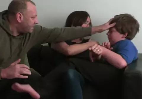 VIDEO | Cuplu, în prag de divorț din cauza violenței copilului lor de 8 ani. Ioan își lovește și mușcă părinții până la sânge