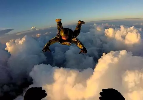 Regulile pentru saltul cu parașuta se schimbă: practicanții nu au voie să facă scufundări cu 24 de ore înainte de salt