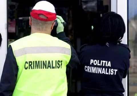 Bărbatul găsit mort într-o stație de autobuz din Vaslui a fost ucis pentru că l-a reclamat pe unul dintre criminali la furnizorul de energie electrică