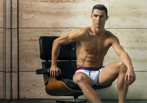 Cristiano Ronaldo s-a dezbrăcat pentru a-și promova noua colecție de lenjerie intimă | GALERIE FOTO