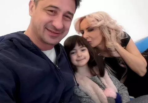 Fiica Danielei Gyorfi a spus ce fac părinții ei în dormitor. “Țipă și vorbesc urât”. Artista a rămas mască