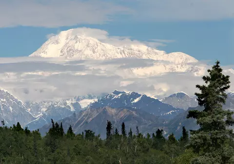 Alpiniștii obligați să-și ia fecalele acasă când urcă pe cel mai înalt munte din SUA