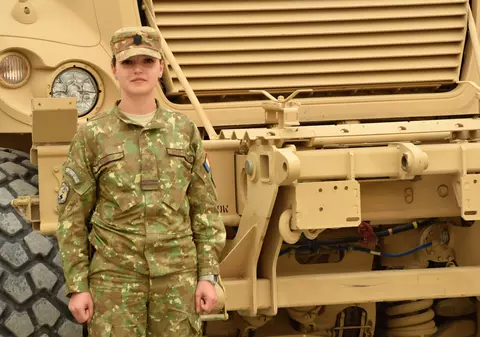 EXCLUSIV/Femeie într-o zonă de război. La 27 de ani, Roxana se ocupă de comunicațiile militarilor români din Afganistan