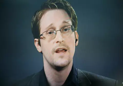 Edward Snowden: ”Facebook își câștigă banii din vâzarea de detalii intime”