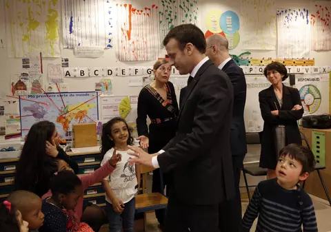 Copiii din Franța vor începe școala, obligatoriu, la 3 ani