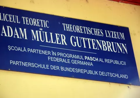 Elevii liceului „Adam Muller Guttenbrun” din Arad spun că directorul i-a închis în școală