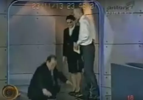 VIDEO/ Momentul când Emil Boc cade în emisiunea lui Andrei Gheorghe. Una din cele mai celebre secvenţe cu realizatorul de radio