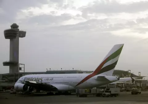 O stewardesa a murit după ce a căzut dintr-un avion