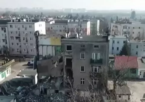 Bloc prăbușit în Poznan, Polonia, în urma unei explozii. Patru persoane și-au pierdut viața