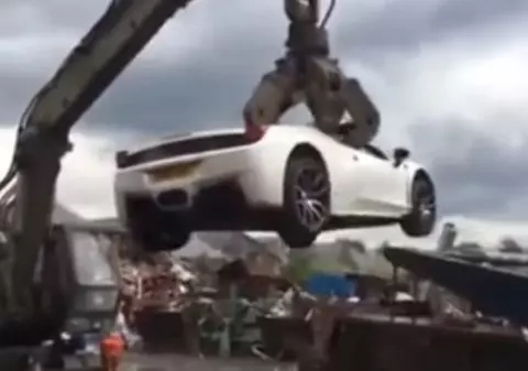 VIDEO | Un Ferrari confiscat de poliție a fost zdrobit chiar în fața proprietarului din cauza unei greșeli procedurale