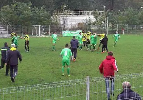 Spectatorii au invadat terenul la un meci de fotbal! ”Și-au bătut joc de arbitru, au aruncat cu pietre în el”