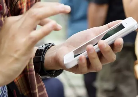 Un  polițist gălățean, furnizor de telefoane pentru un infractor arestat. Agentul l-a ”taxat” pe hoț cu 2.000 de euro pentru trei aparate