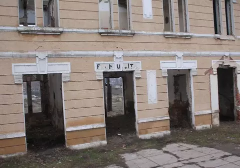 Gara din Frumușița a ajuns o ruină, deși este monument istoric. CFR a cerut declasarea ei, în loc să o refacă