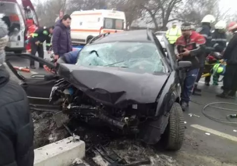 Accident grav în judeţul Gorj. Cinci oameni au fost răniți, după ce o maşină s-a izbit de un cap de pod pe E79