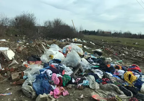 Au fugit de poluare și au nimerit lângă gropi de gunoi. Blocurile noi de lângă Timișoara, la pachet cu mormane de deșeuri/ FOTO