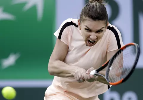 Gest nesportiv al Carolinei Dolehide în meciul cu Simona Halep de la Indian Wells. În ”războiul sânilor”, americanca i-a tras una în piept româncei! | FOTO&VIDEO