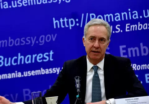 Ambasadorul SUA la București, Hans Klemm, prezent în Piața Victorie în timpul mitingului diasporei