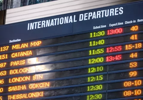 UPDATE/Zborurile de pe aeroportul Otopeni, afectate de ploaia înghețată. "Situaţia este ok acum"