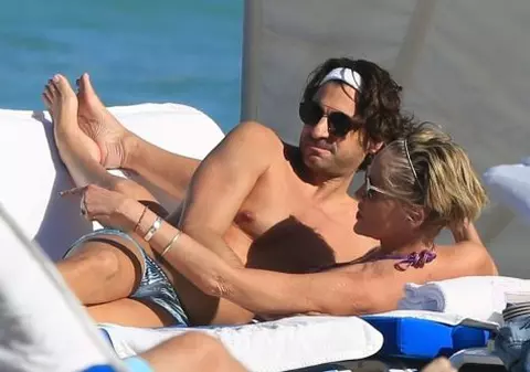 FOTO | Sharon Stone, ipostaze tandre alături de noul iubit cu 20 de ani mai tânăr. Cum arată actrița în costum de baie la plajă, la 60 de ani