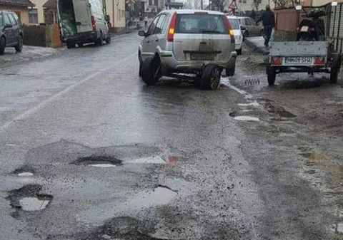 Și-a rupt maşina în două într-o groapă acoperită cu apă