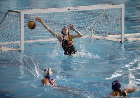 CSA Steaua a umilit-o pe rivala Dinamo și la polo. ”Militarele” au făcut instrucție cu ”polițistele” | GALERIE FOTO