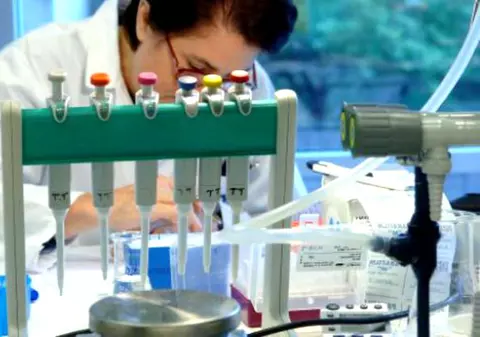 Un distribuitor se oferă să aducă rapid și 10.000 de flacoane de imunoglobulină. Agenția Națională a Medicamentului spune: compoziția e „ușor inferioară”