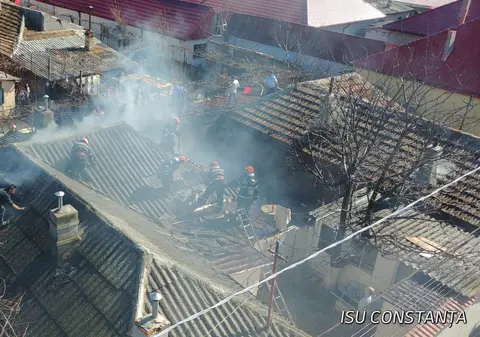 Incendiu puternic în Constanța. Flăcările s-au extins rapid la patru case din vecinătate/ FOTO&VIDEO