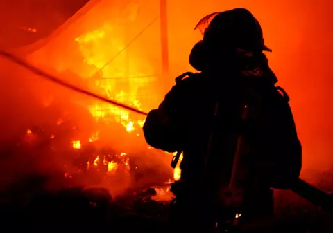 Incendiu în apropiere de groapa de gunoi Rudeni din Ilfov. Arde o hală în care se află substanțe inflamabile