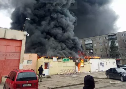UPDATE: Piața distrusă de incendiu în Arad nu avea autorizație. Flăcările au făcut ravagii în clădire / VIDEO