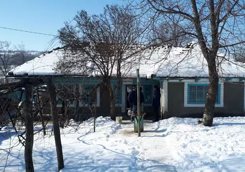 Suspecții în cazul incendierii sediului Poliției Ferești au dat foc din răzbunare. Cei doi sunt infractori notorii