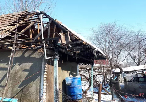 Cei doi tineri care au dat foc Poliției Ferești au fost arestați. S-au lăudat că au vrut ca polițiștii ”să ardă ca șobolanii”