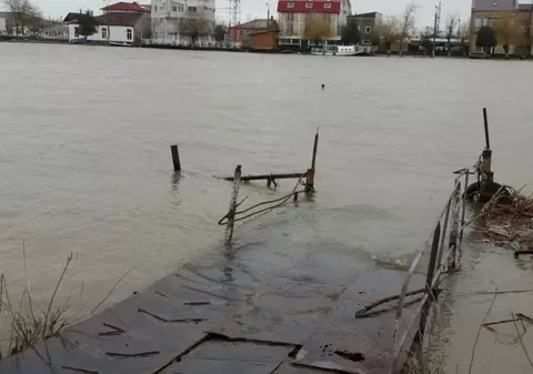 Cod portocaliu de inundații până luni noapte. 27 de bazine hidrografice sunt vizate de atenționare
