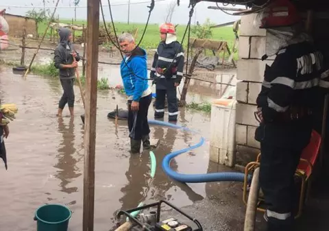 VIDEO&FOTO. Pagube uriașe după inundațiile din Teleorman. Sute de gospodării sunt afectate. Oamenii, evacuați din calea apei