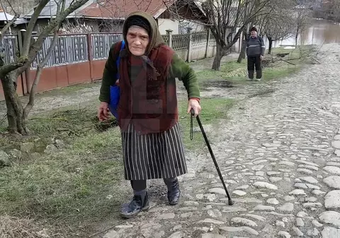 VIDEO/Inundații în Teleorman. Localitatea Drăgăneşti-Vlaşca, lovită a doua oară în câteva zile de o viitură. ”Suntem blestemaţi să trăim aşa!”