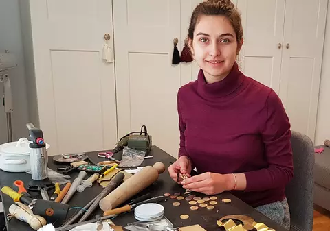 VIDEO/ Irina Drâmbărean a renunțat la America pentru a face bijuterii în România. Scrie pe brăţări mesaje în codul Morse