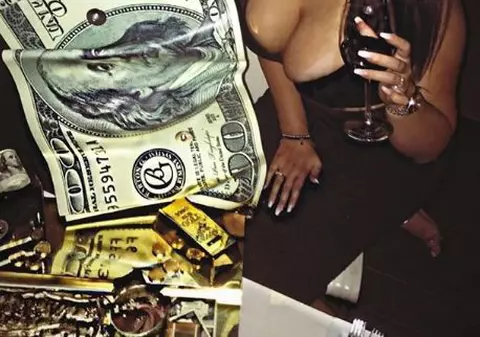 FOTO | Cum a reușit o femeie care a trăit pe străzi după ce iubitul a dat-o afară să se bucure acum de o viață luxoasă