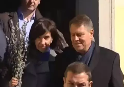 Klaus Iohannis, la slujba de Florii, în Sibiu. Președintele e alături de soția sa