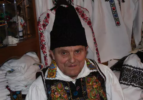Leon Jora a murit. Era ultimul meșter din Transilvania care făcea clopuri cu pene de păun
