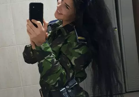 FOTO | Cea mai sexy poliţistă din România nu se dezminte. Imagini incendiare cu Luiza Ciuclea